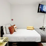 Sleek Studio Flat Near Highbury & Islington Station