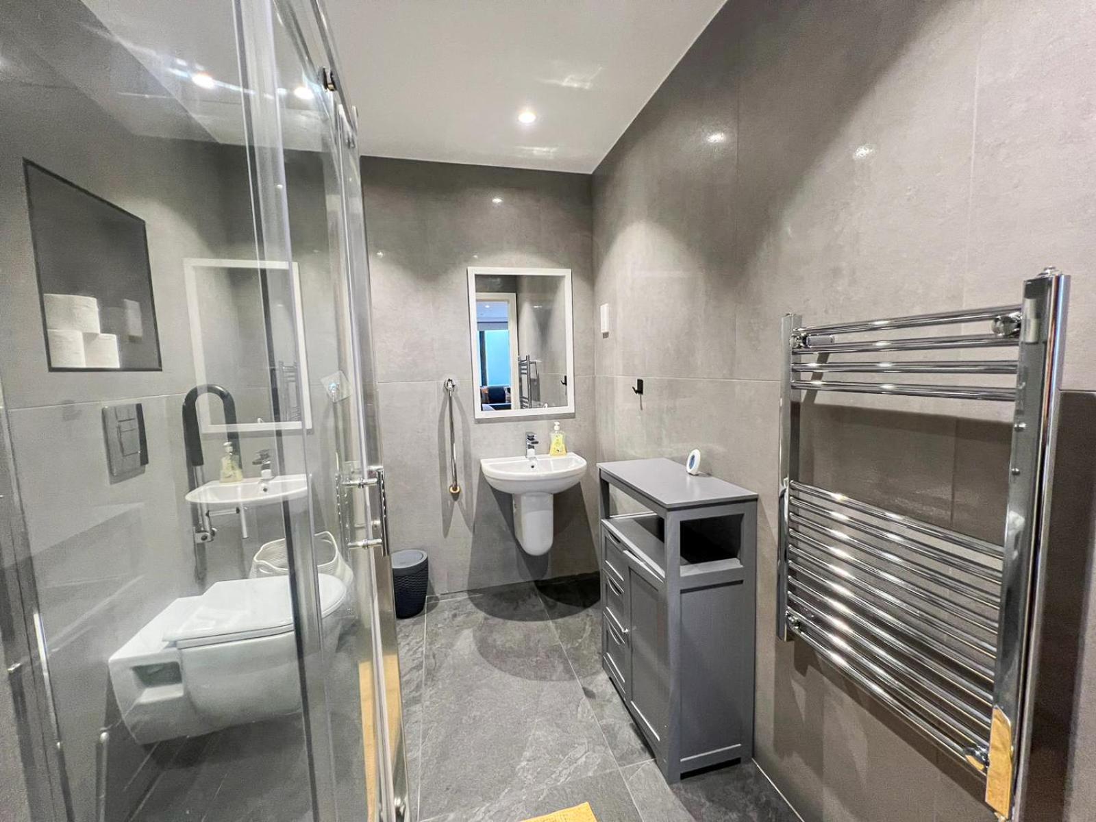 Sleek Flat Near Highbury & Islington Station Apartment London