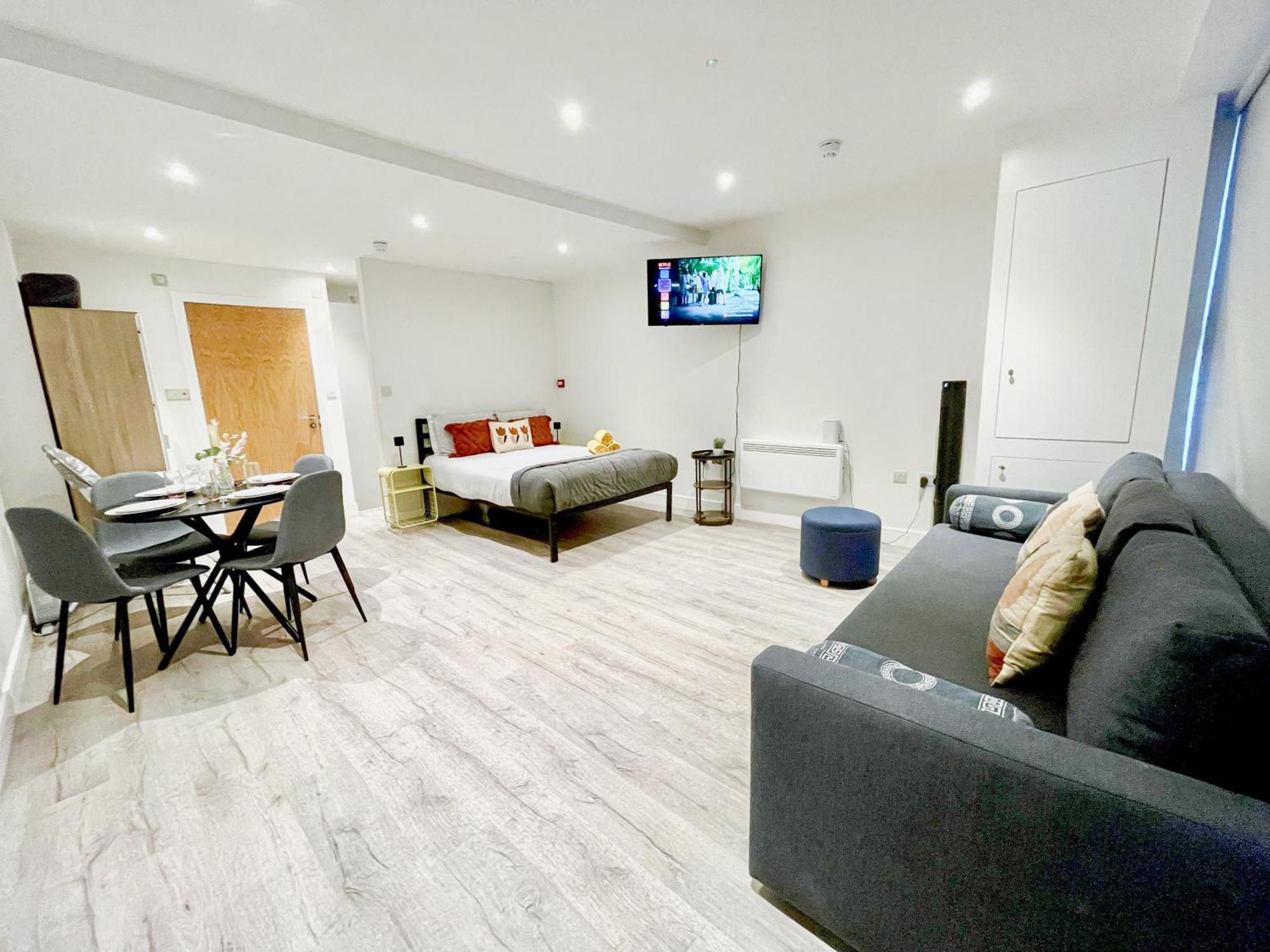 Sleek Flat Near Highbury & Islington Station